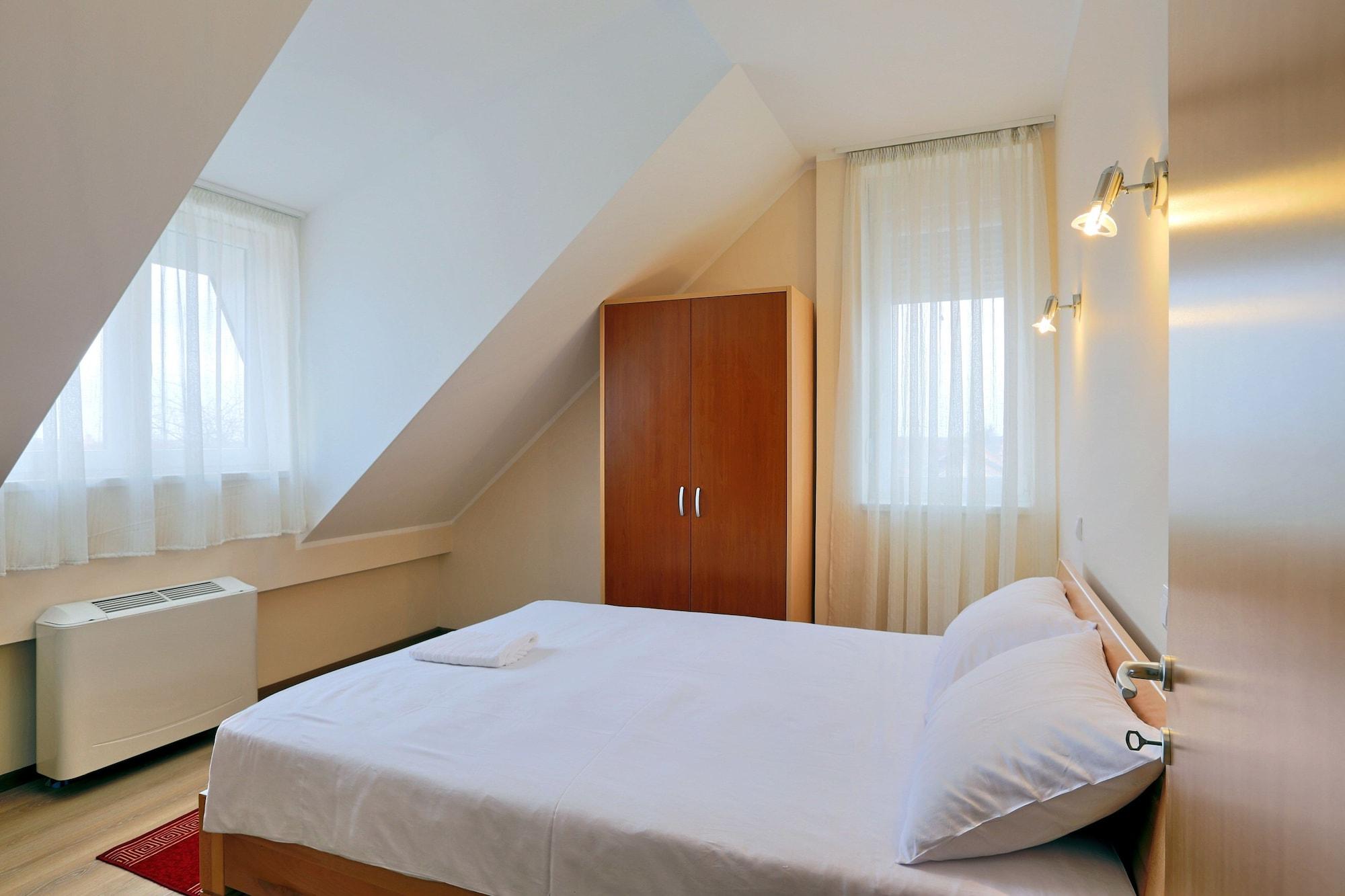 Hotel Novella Uno Novi Banovci Екстериор снимка