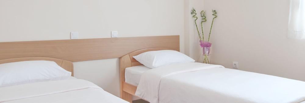Hotel Novella Uno Novi Banovci Екстериор снимка