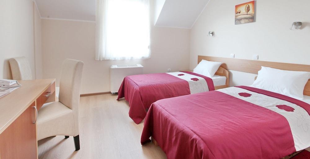 Hotel Novella Uno Novi Banovci Екстериор снимка