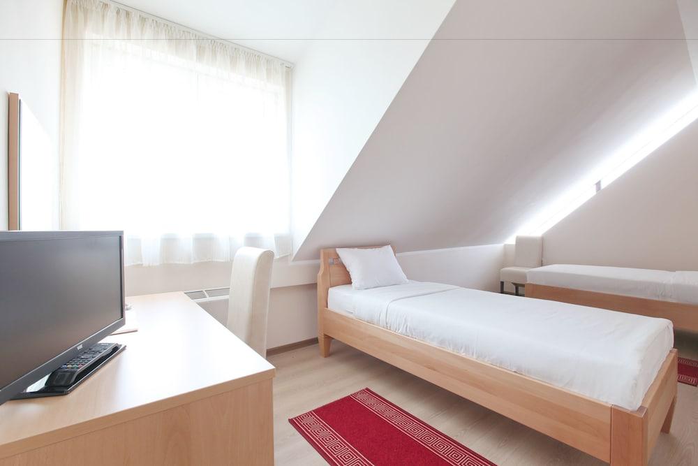 Hotel Novella Uno Novi Banovci Екстериор снимка
