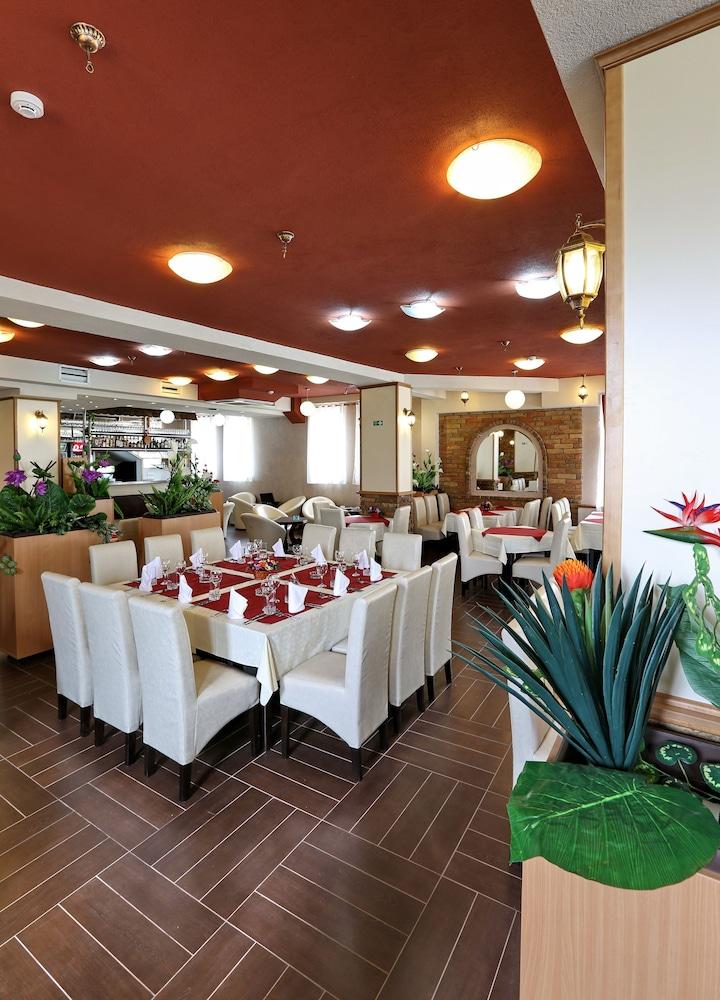 Hotel Novella Uno Novi Banovci Екстериор снимка