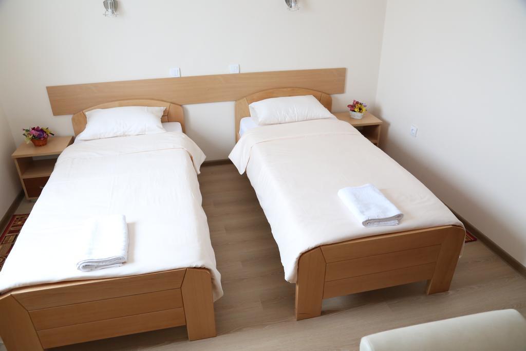 Hotel Novella Uno Novi Banovci Екстериор снимка