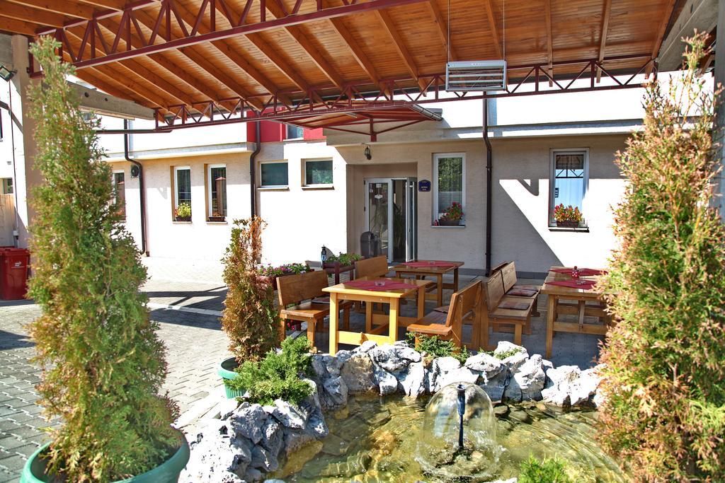 Hotel Novella Uno Novi Banovci Екстериор снимка
