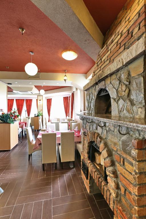 Hotel Novella Uno Novi Banovci Екстериор снимка